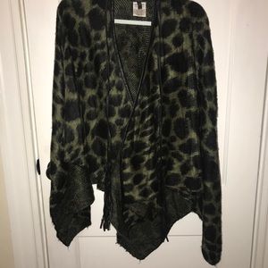 MAX SPORT Animal print green and black poncho